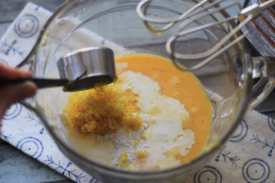 레몬 머핀과 양귀비 머핀 재료를 전기 믹서로 섞는다.
