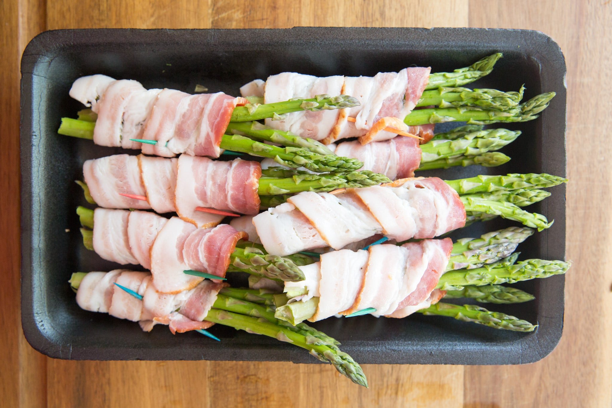 bacon wrapped around asparagus before cooking