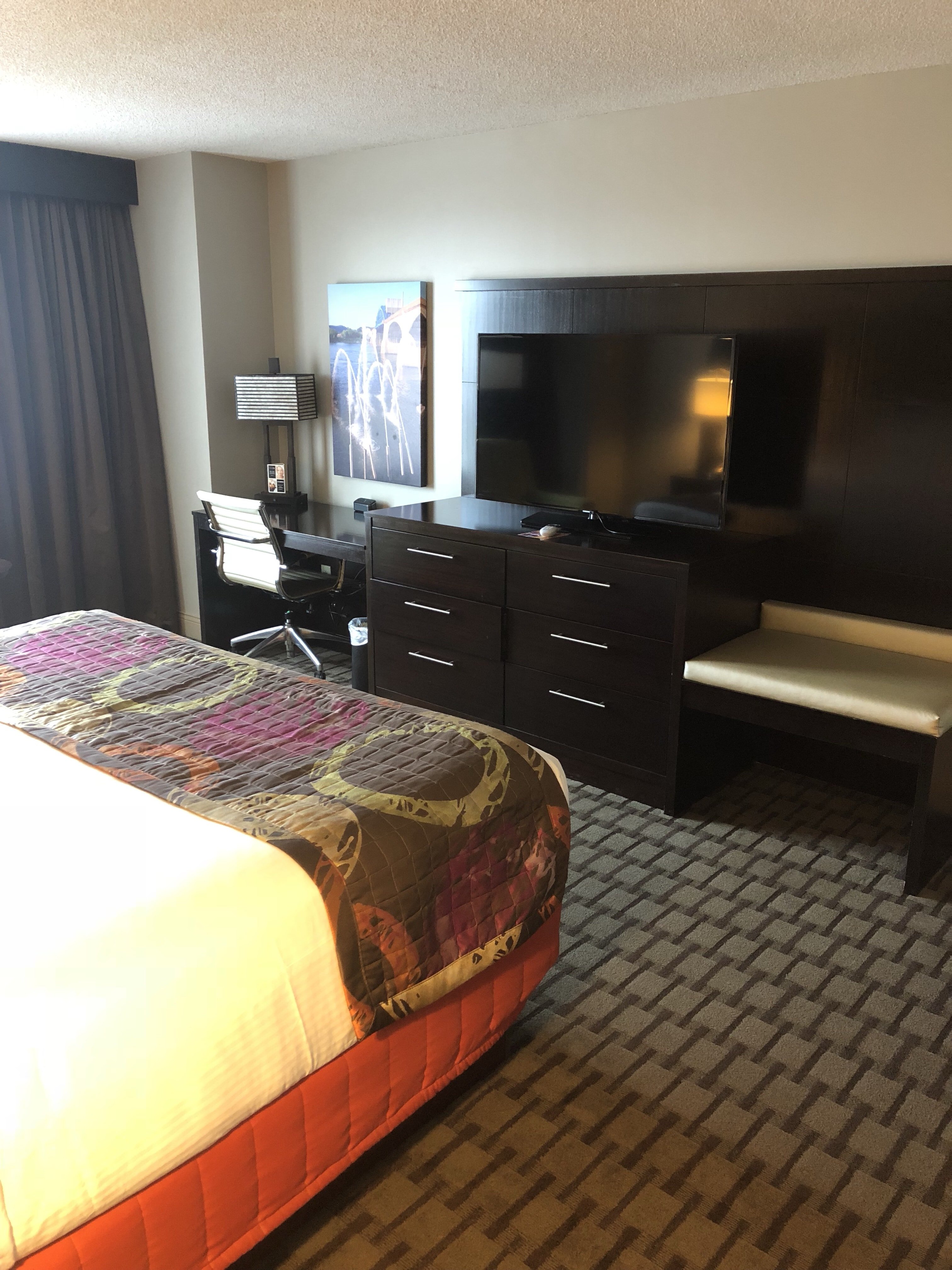 Chattanoogan hotel room