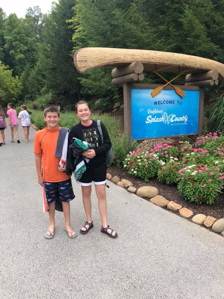 kids in front of splash country sign