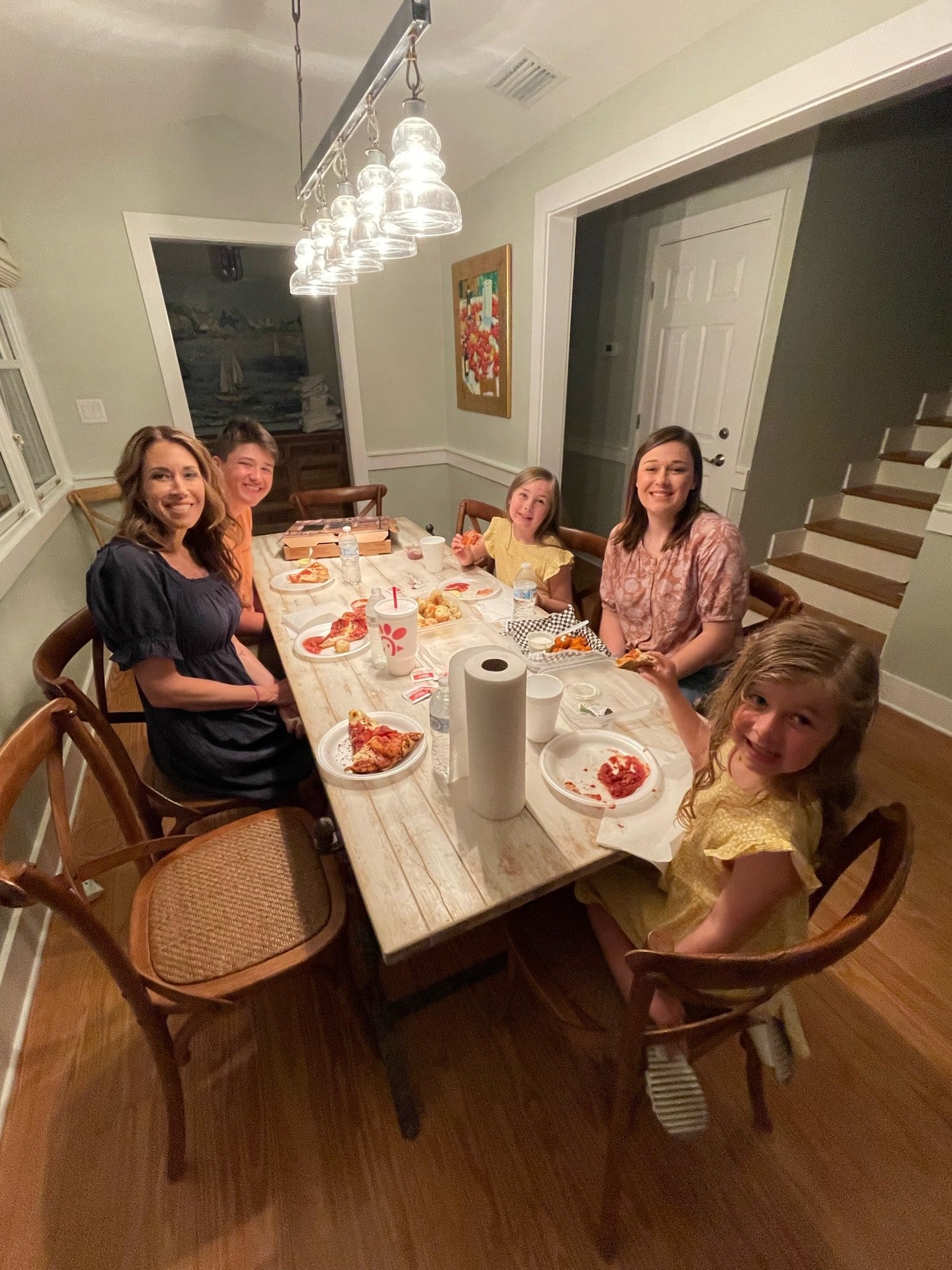 테이블 주위에 저녁 식사를 먹는 가족