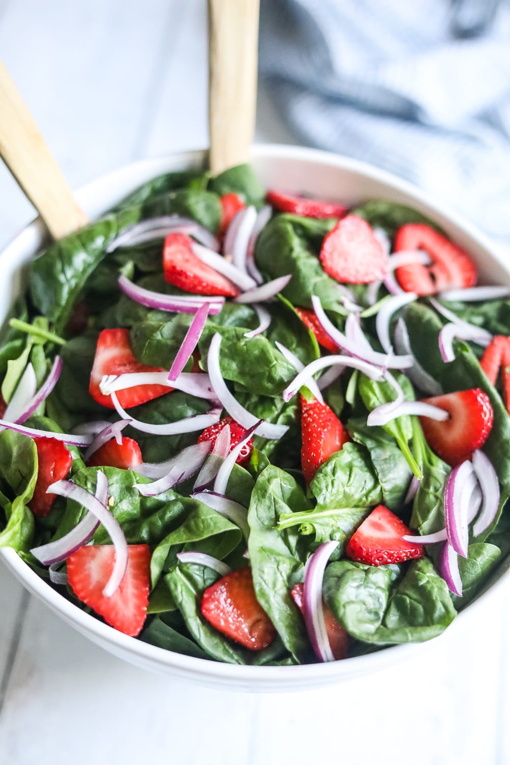 spinach salad with strawberries onions and tomatoes 